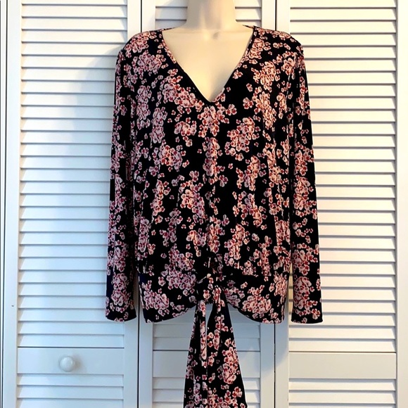 Banana Republic Tops - BANANA REPUBLIC BLACK AND PINK FLORAL TOP. EUC🌺